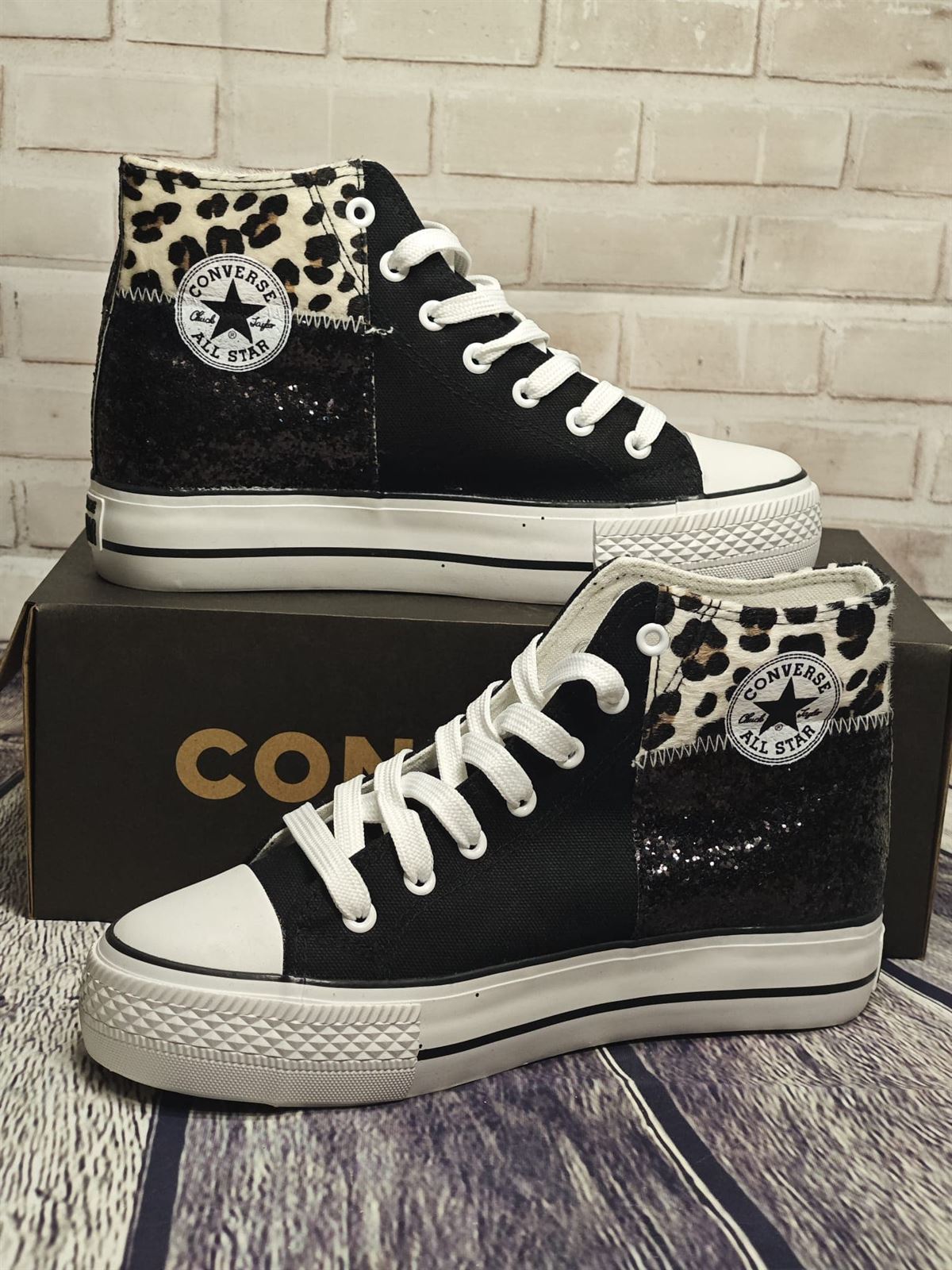 Bota Converse negra con leopardo - Imagen 1