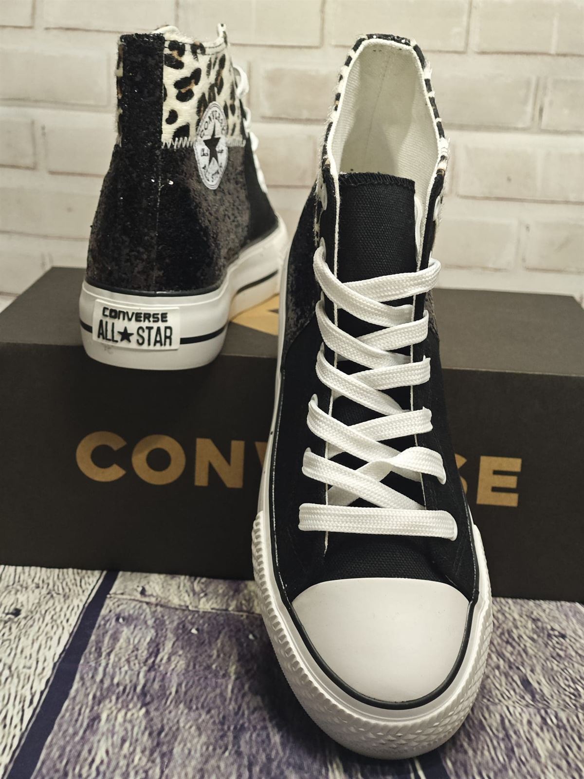 Bota Converse negra con leopardo - Imagen 3