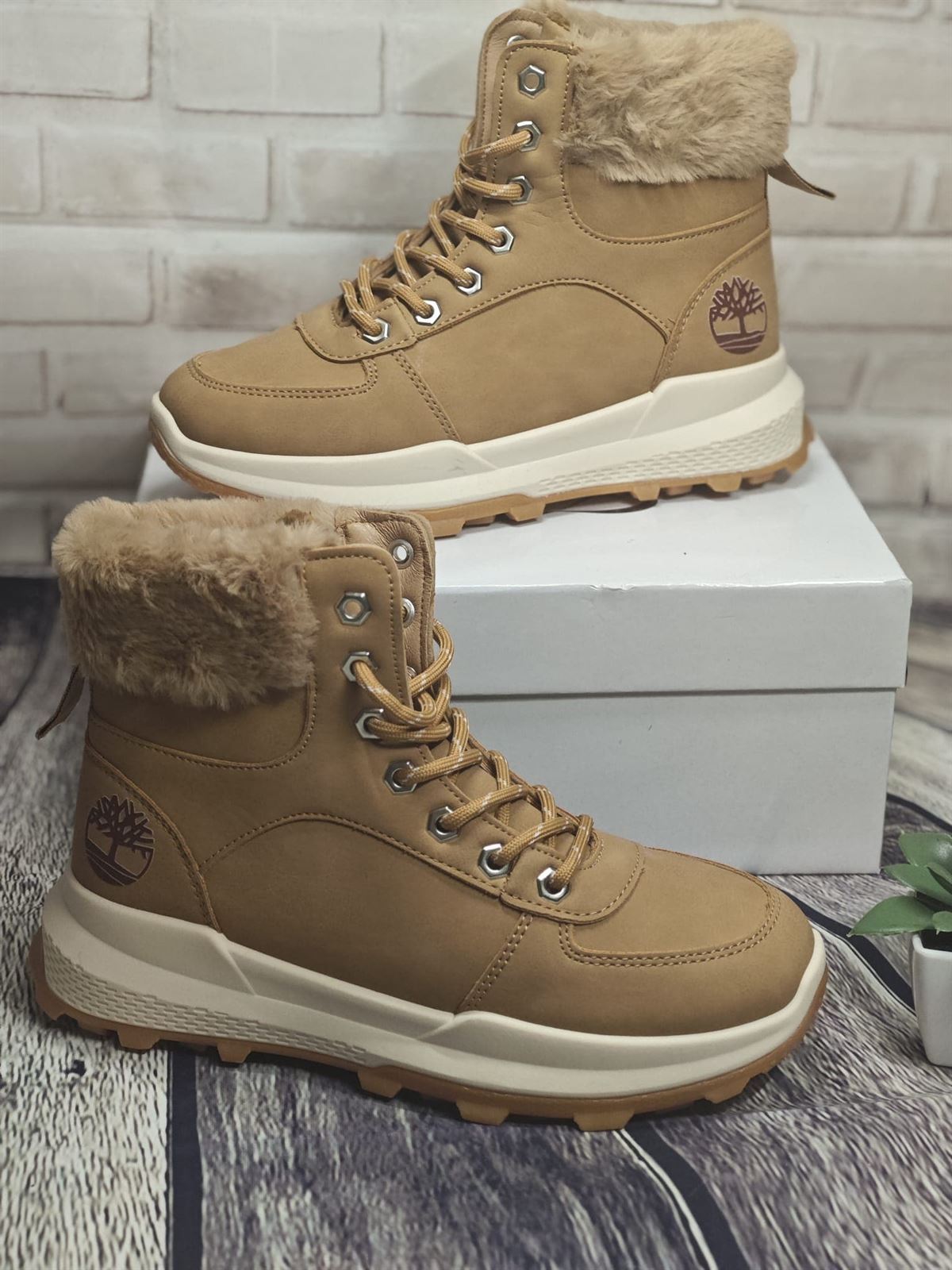 Bota timberland camel para mujer - Imagen 1