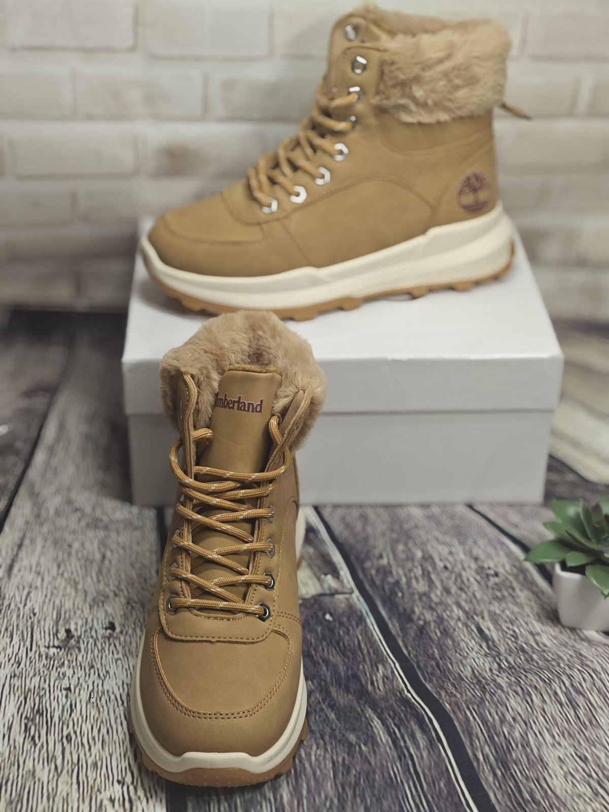 Bota timberland camel para mujer - Imagen 2