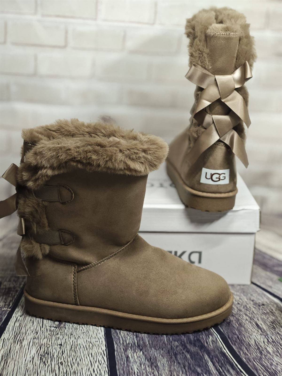 Bota Ugg con lazos - Imagen 1