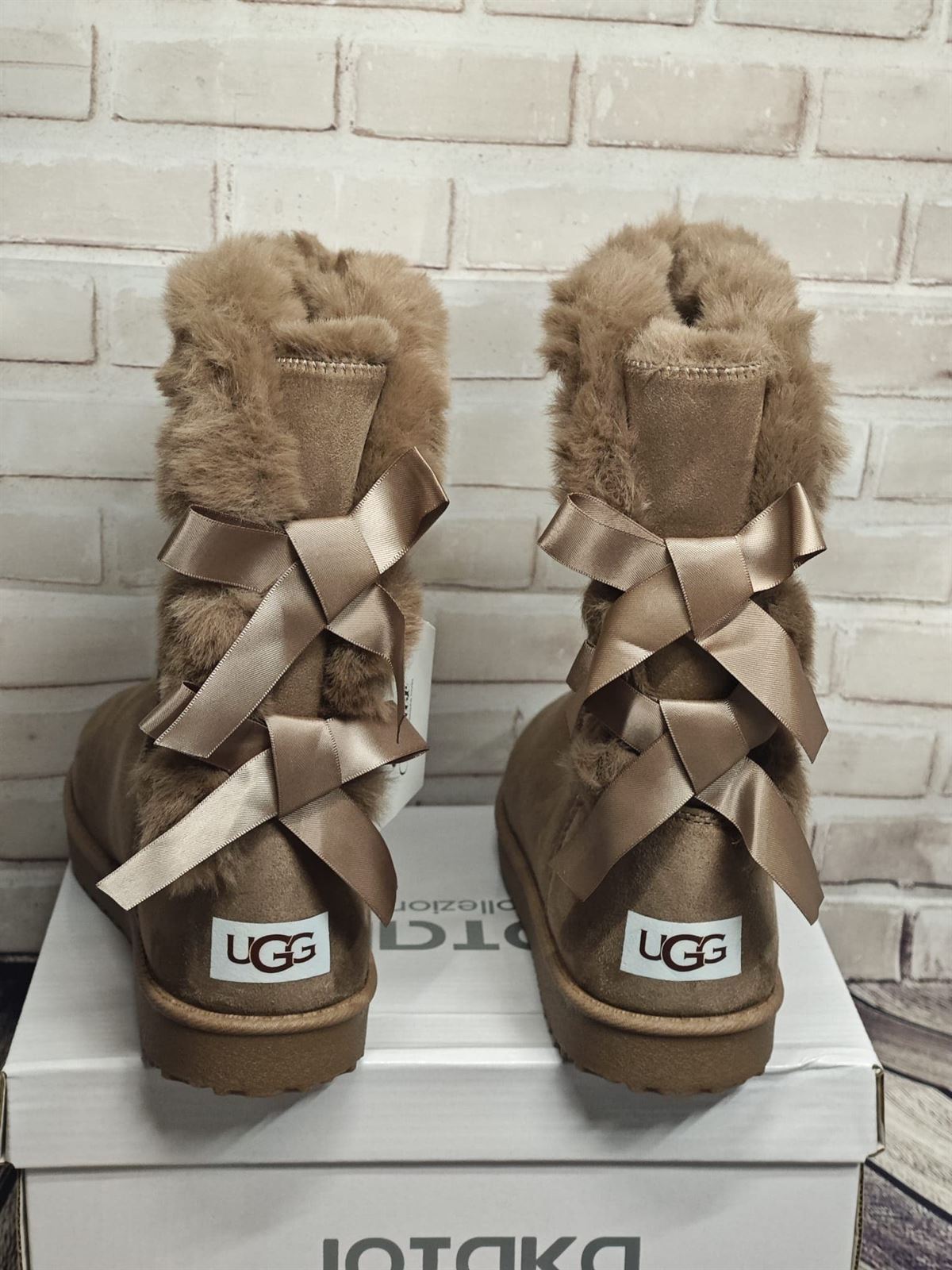 Bota Ugg con lazos - Imagen 2