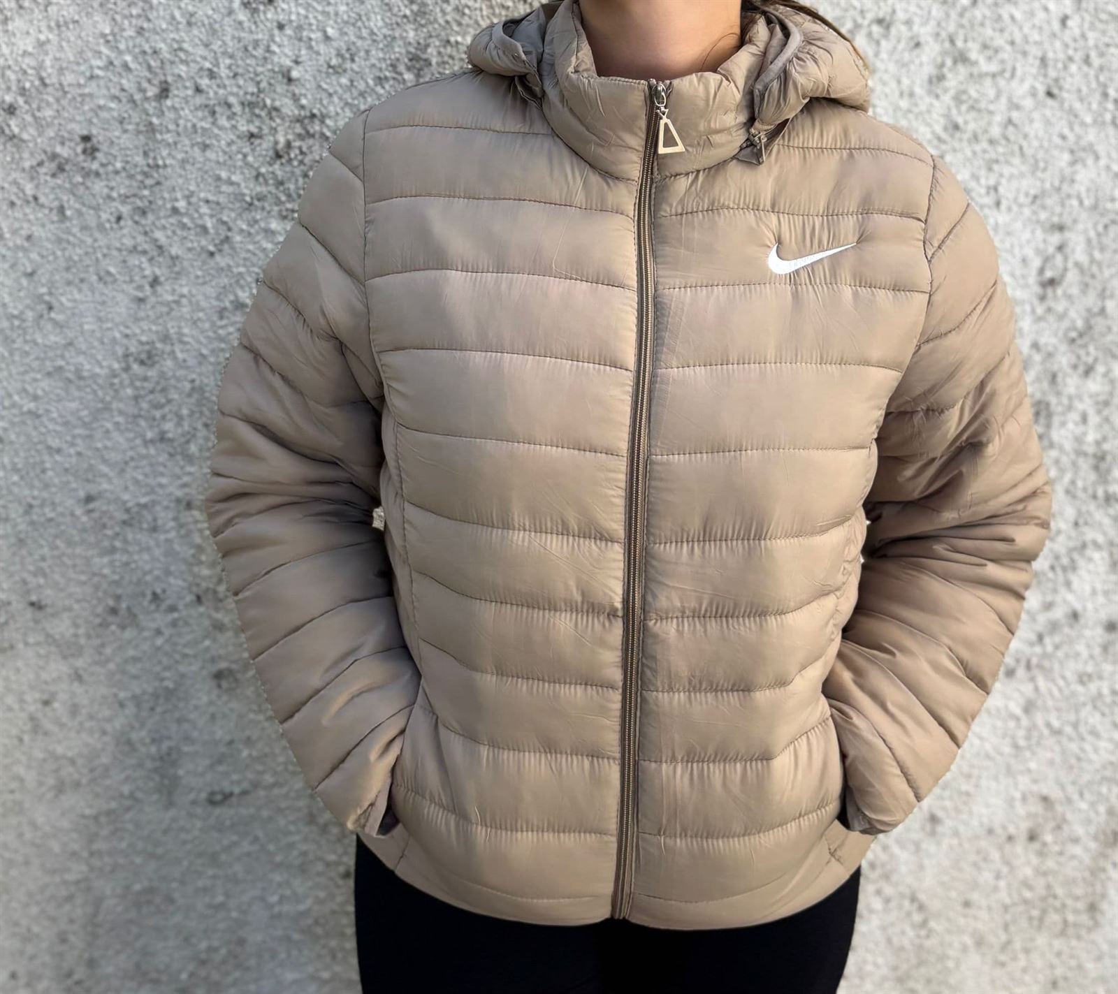 Chaqueta beige Nike para mujer - Imagen 1