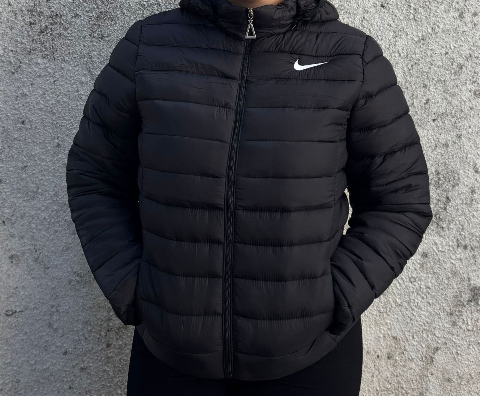 Chaqueta negra Nike para mujer - Imagen 1