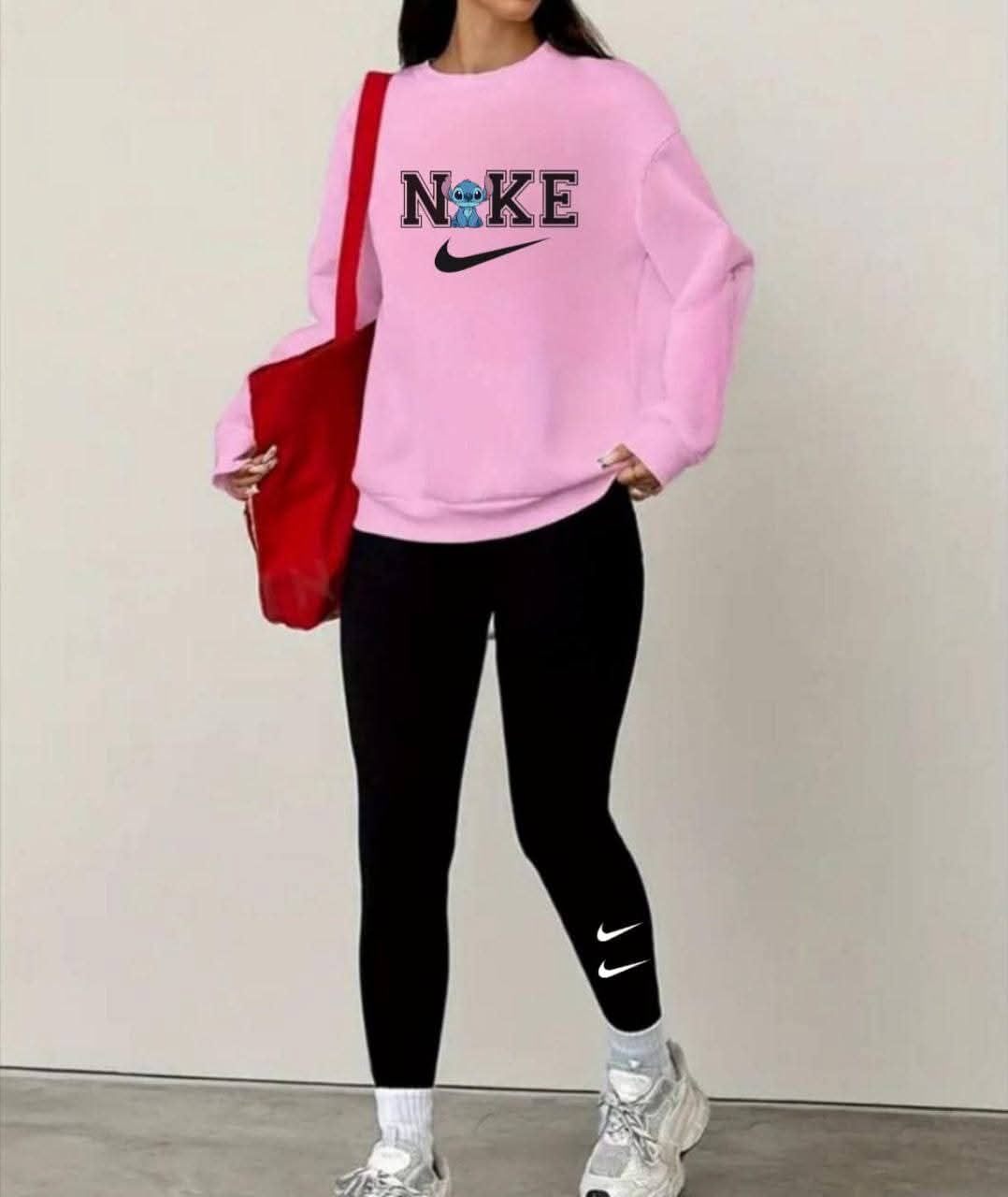Conjunto mujer Nike con Stitch - Imagen 1