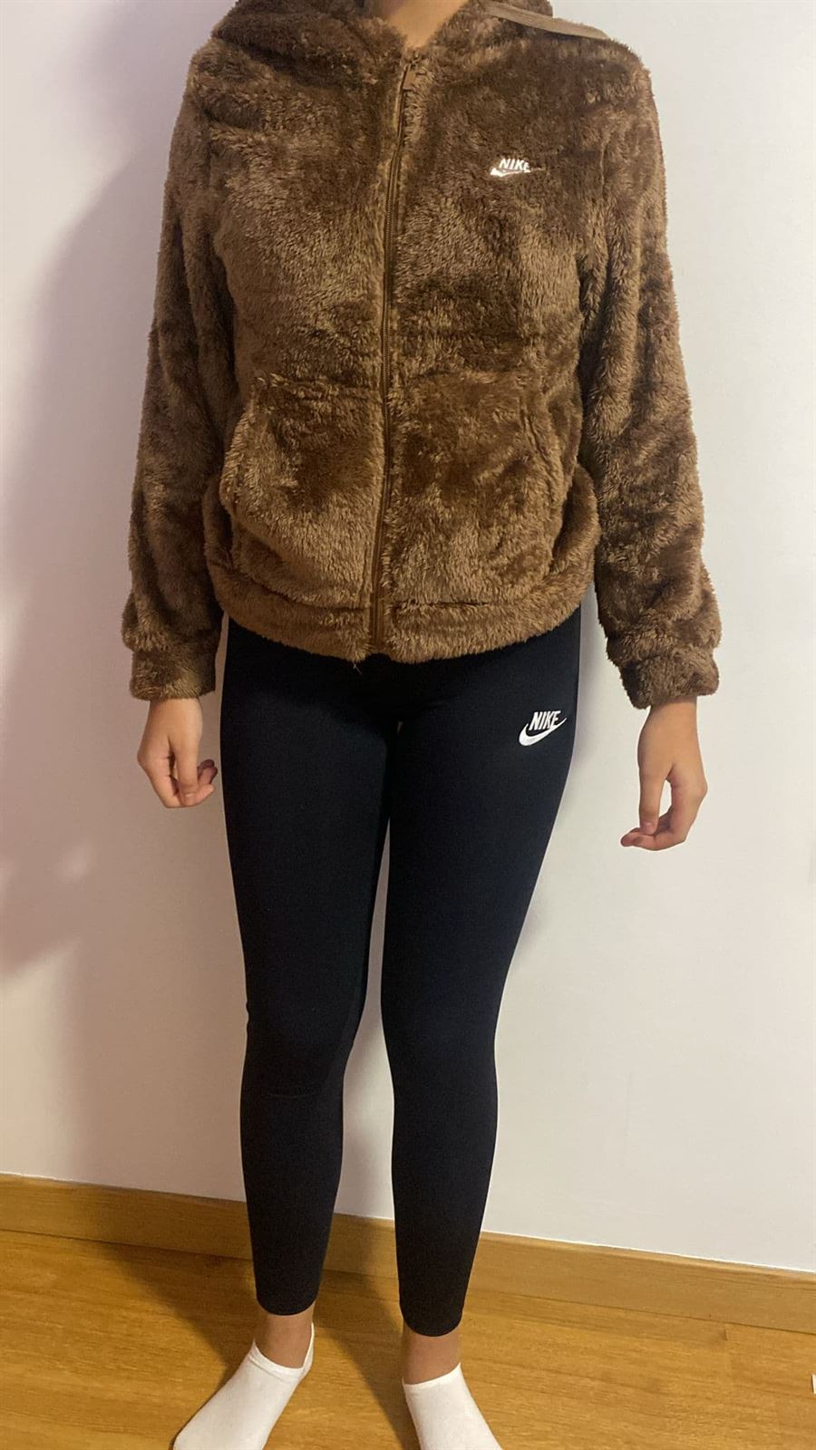 CONJUNTO NIKE BORREGUITO MARRON - Imagen 1