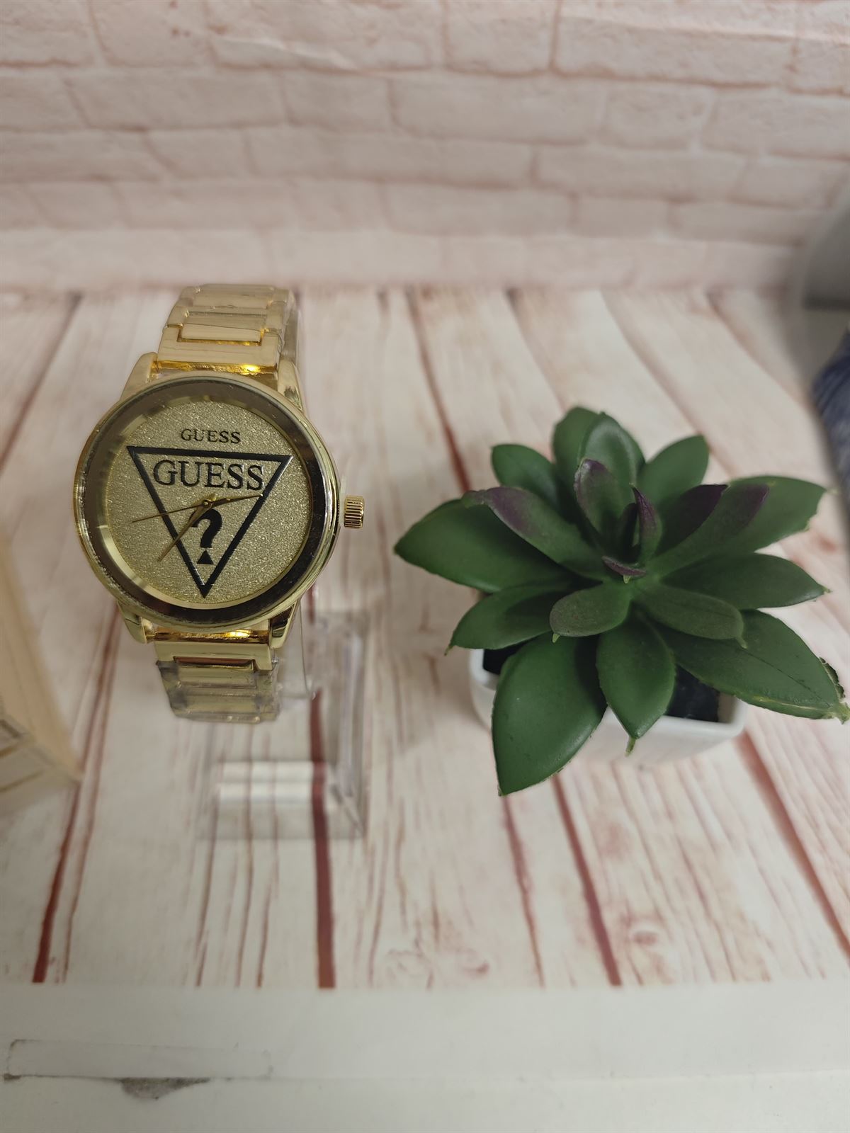 Reloj Guess dorado para mujer - Imagen 1