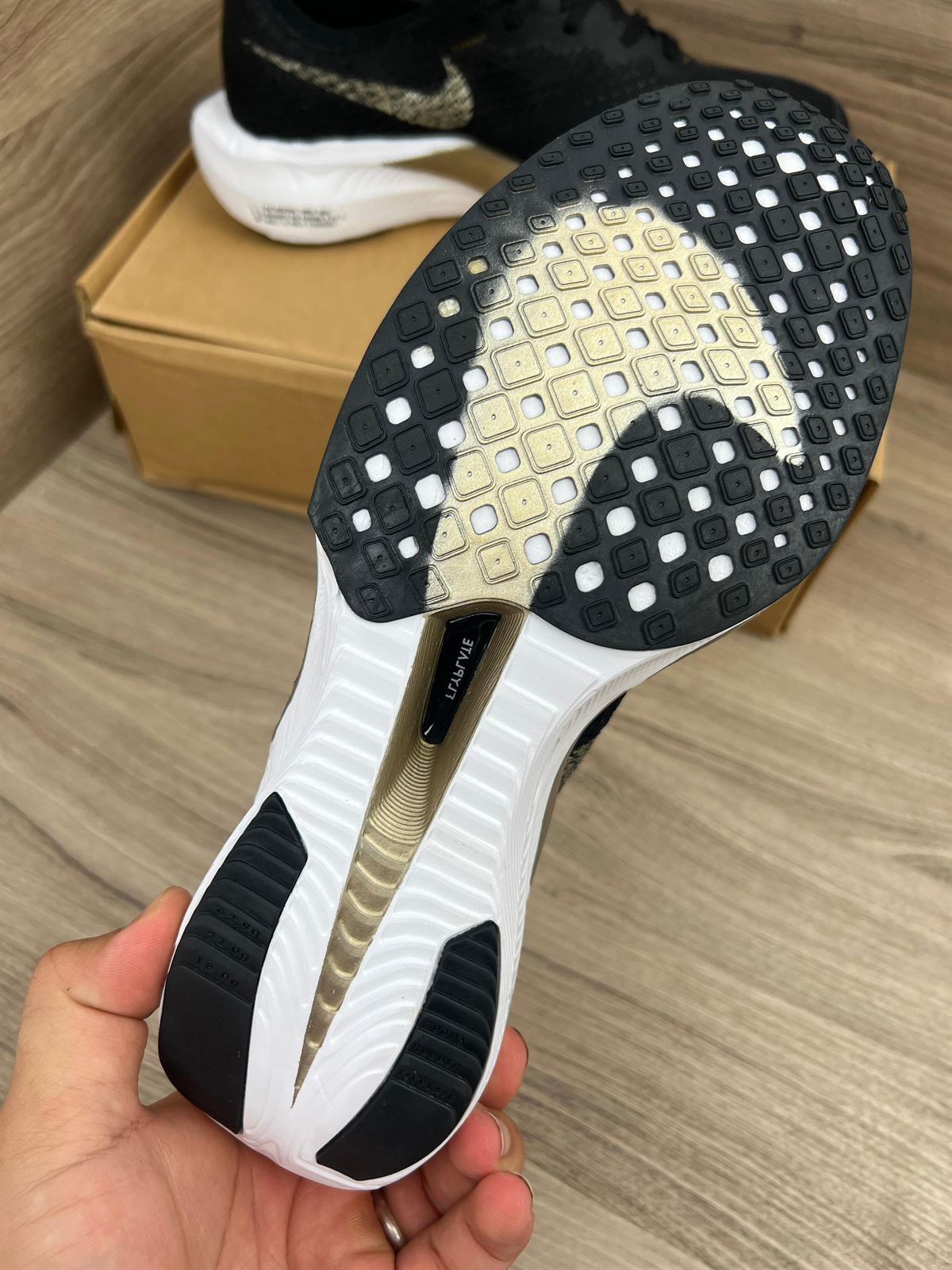 Zapatilla Nike w zoomx vaporfly black gold - Imagen 5
