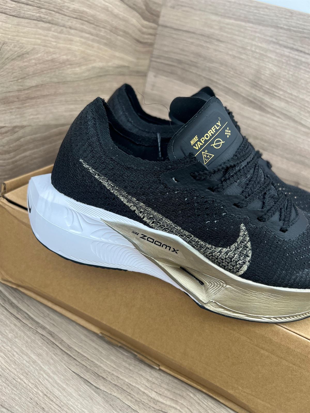 Zapatilla Nike w zoomx vaporfly black gold - Imagen 6