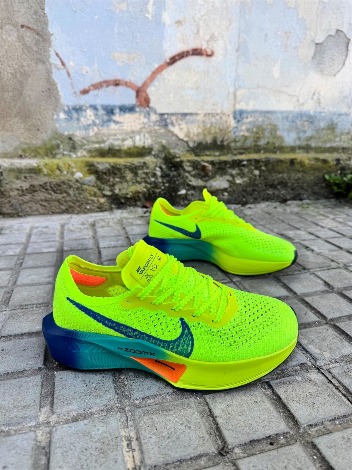 Zapatilla Nike w zoomx vaporfly fluorescente - Imagen 1