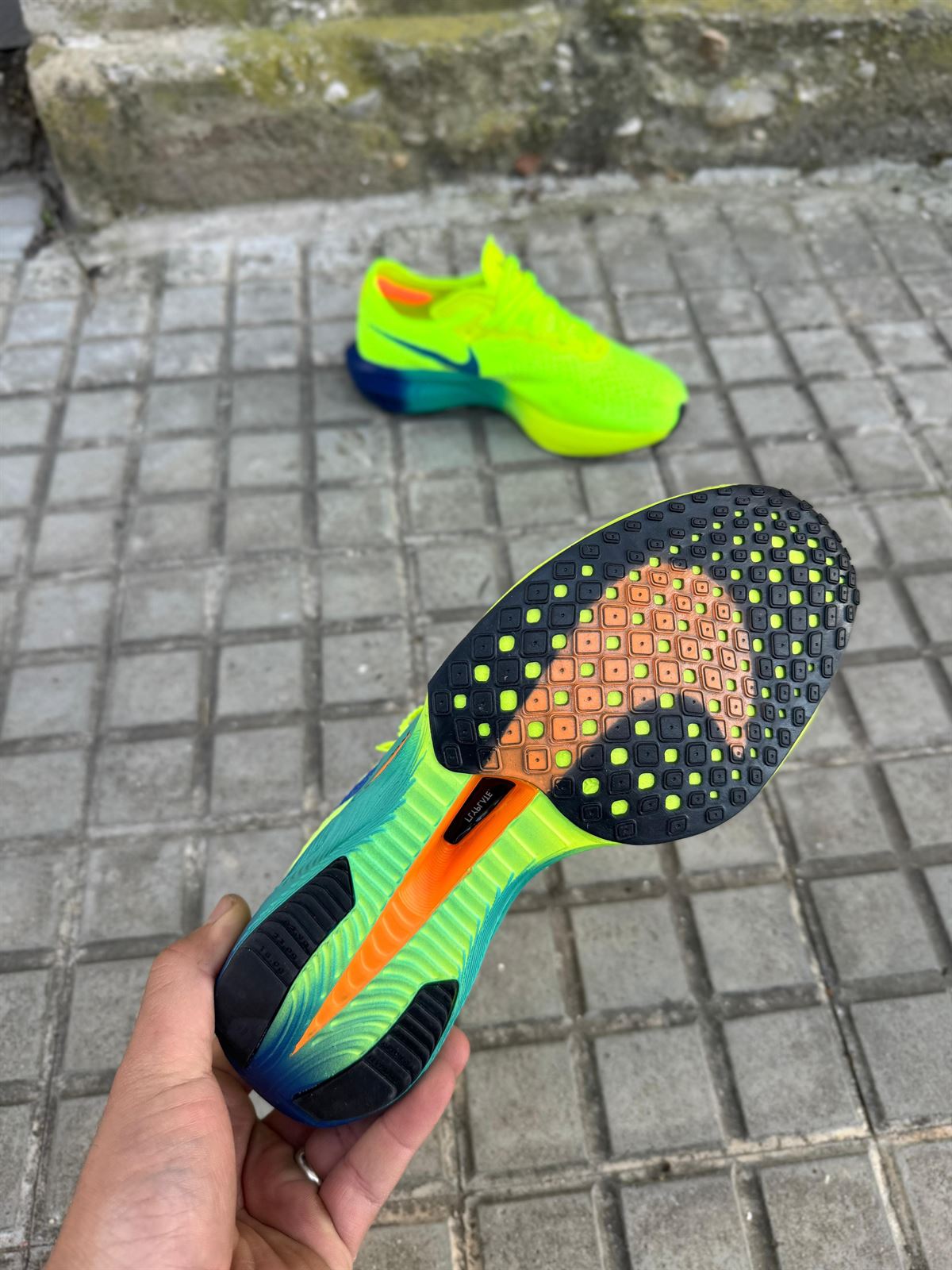 Zapatilla Nike w zoomx vaporfly fluorescente - Imagen 3