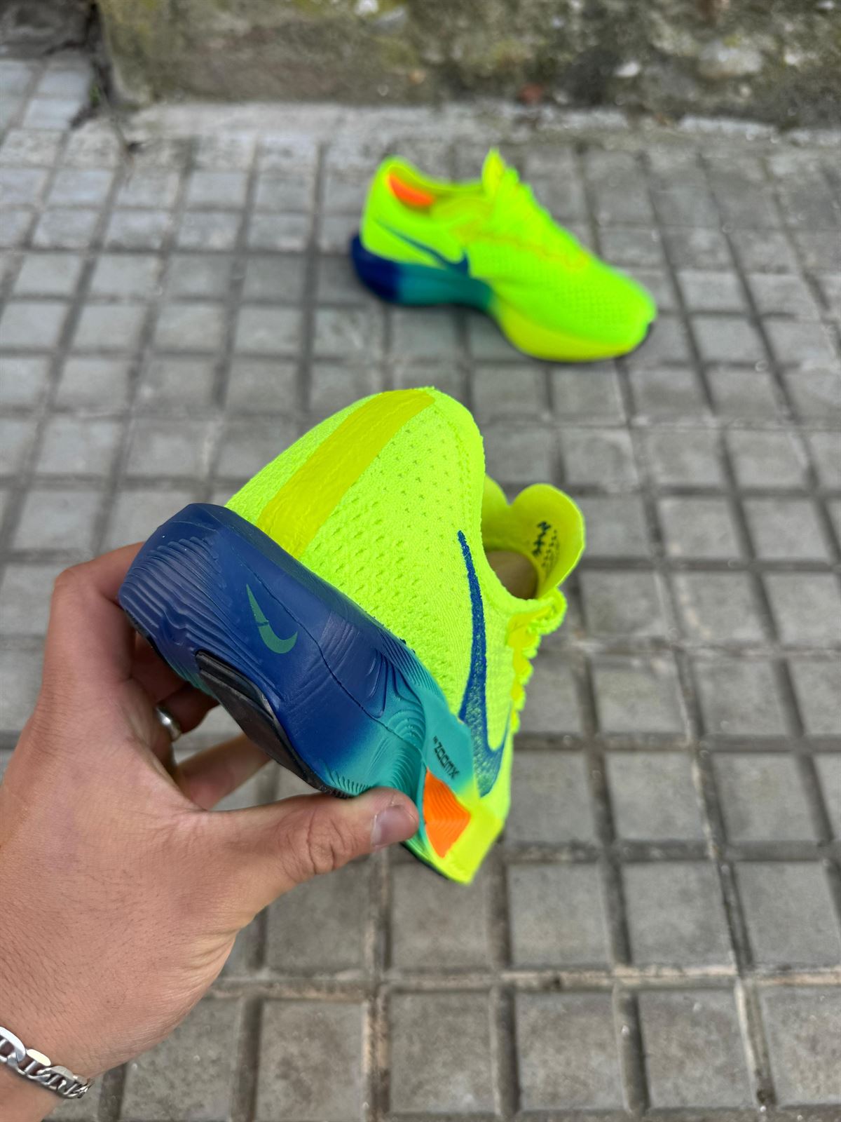 Zapatilla Nike w zoomx vaporfly fluorescente - Imagen 4