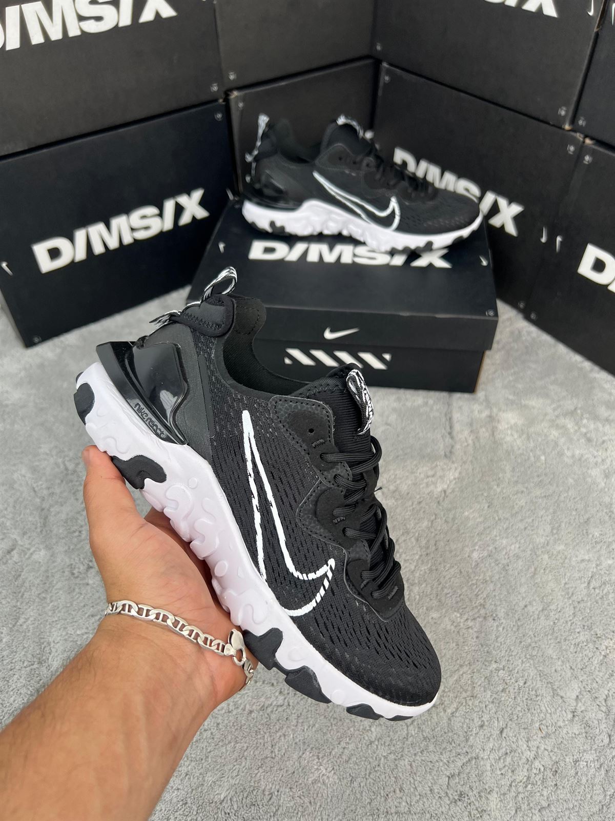 Zapatillas Nike react black/white - Imagen 2