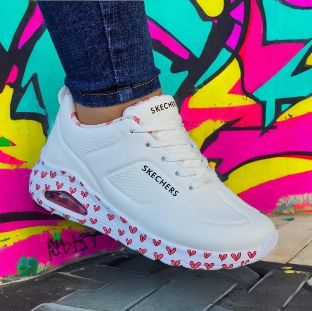 Zapatillas Skechers blanca con corazones - Imagen 1