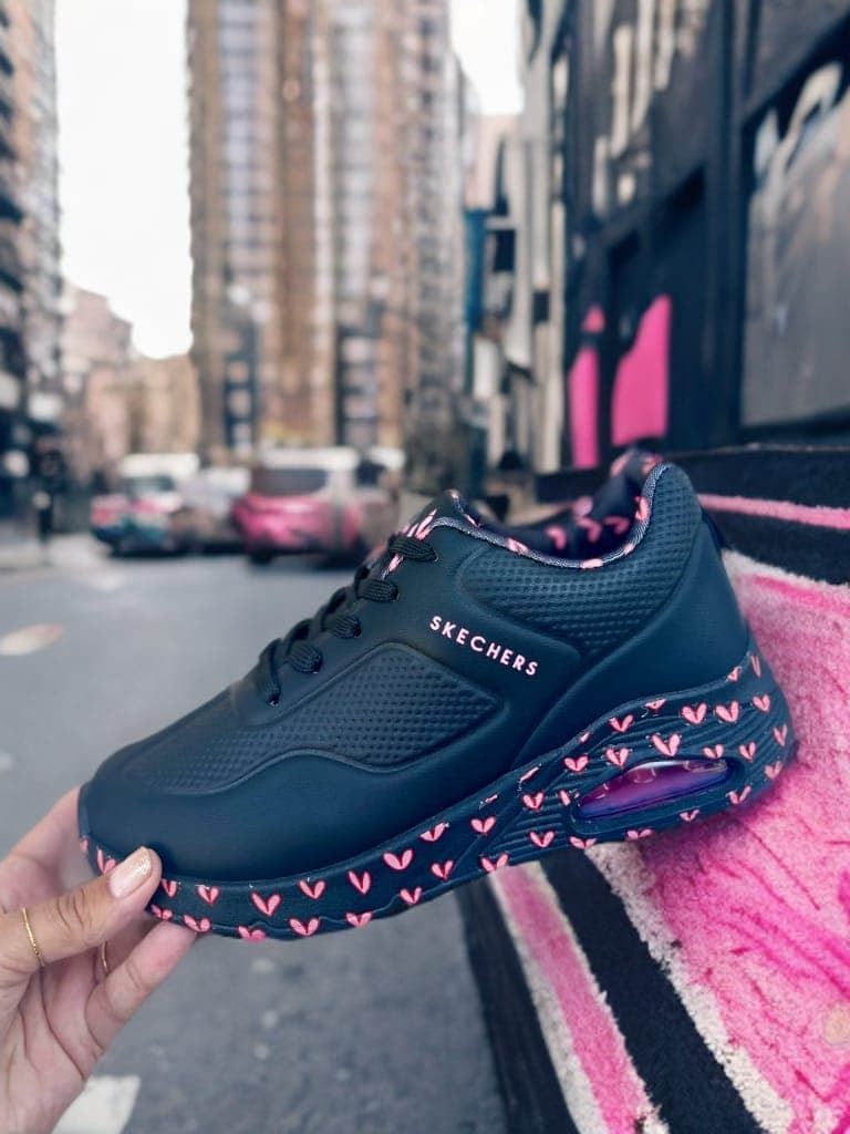 Zapatillas Skechers negra con corazones - Imagen 1